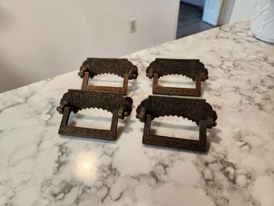 Antiguo juego de 4 baúl de vapor victoriano Eastlake de hierro fundido o mango de caída de cofre Foto 1 de 4