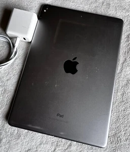 Apple iPad Pro 10,5" 256B 2017 WiFi - (Space Gray) A1701, gebraucht guter Zustand - Bild 1 von 6