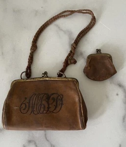 Cartera y monedero pequeño antiguo de cuero con monograma y asa con cordón - Imagen 1 de 7