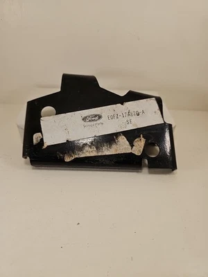 Nuevo soporte de parachoques delantero Ford 1980 fabricante de equipos originales serie F camionetas nuevo en stock  Foto 1 de 3