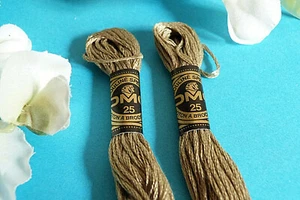 081A/Lovely Lot 2 Skeins Mouliné DMC N° 25 Color Khaki N° 642 - Picture 1 of 3
