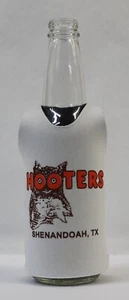 Botella Hooters Koozie en blanco "Una deliciosa doble década" Shenandoah, Tx - Imagen 1 de 5