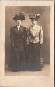 Foto de estudio de la década de 1910 postal RPPC dos mujeres jóvenes en vestidos finos y sombreros/moda - Imagen 1 de 2