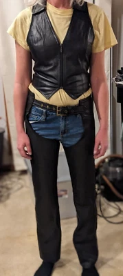 Gorras, chaqueta y chaleco de cuero para motocicleta para mujer Foto 1 de 4