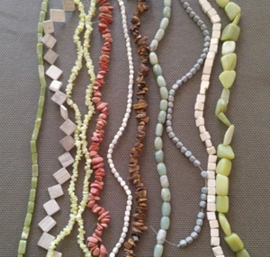 10 Stück Asst. Stränge Stein Perlen Schmuckherstellung Mosaike neutrale Farben grün - Bild 1 von 4