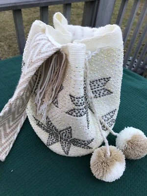 Bolso Mochilla Wayuu Blanco Invierno Gris Florines Adornados Pompones Vacaciones! Foto 1 de 4