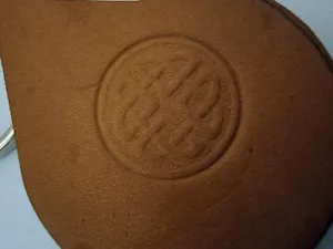 Llavero de cuero con lazo de metal retorcido: Círculo Celta o Martillo Thors - Imagen 1 de 31