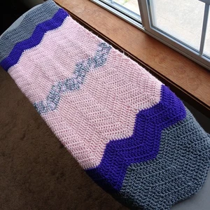 Manta de bebé hecha a mano pequeña de ganchillo afgana ~ 85" x 65" / 7 pies x 5,5 pies - Imagen 1 de 5