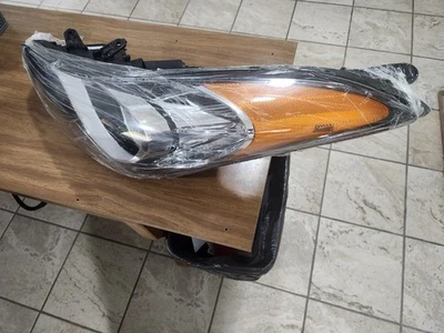 Conjunto de faros TYC 2011-13 Hyundai Elantra colocación izquierda Foto 1 de 4