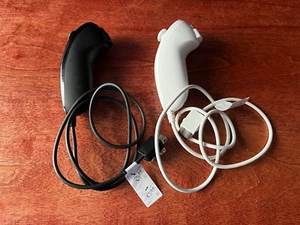 2 Nintendo Wii Black & White Nunchucks Controllers (Official - OEM TESTED) - Bild 1 von 5
