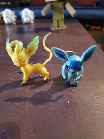 TOMY Pokemon Evee Evolution Leafeon & Glaceon  Figure Lot Cover