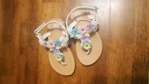 SANDALIAS TANGA DE PÉTALO PARA NIÑAS PEQUEÑAS *HARPER CAYON* COLOR ~ BLANCAS TALLA NIÑO 6 - Imagen 1 de 5