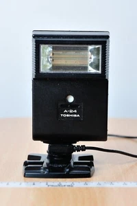 Vintage Toshiba A-24 Electronic Flash Unit with Sync Lead - Photo 1/5