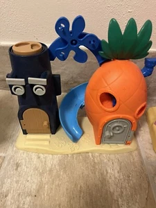 2 Spongebob Items (SpongeBob’s Pineapple And Squidward House and Glove World) - Picture 1 of 2