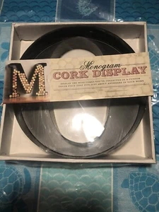 NUOVO SUPPORTO SUGHERO VINO MONOGRAMMA METALLO NERO ESPOSITORE LETTERA “O” DECORAZIONE PARETE - Foto 1 di 1