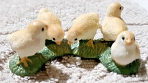 Schleich BABY CHICKS Baby Chickens Farm Animals 13648 Retired 2008 Figure - Picture 1 of 3