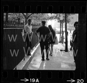 '69 Polizei Black Man Village Park Manhattan NYC altes 35mm Gahr Foto Negativ E18 - Bild 1 von 1