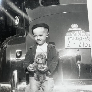 Vintage Snapshot Junge mit Stofftier Hund sitzt auf Auto Sehr guter Erhaltungszustand 1942 Telleraufsatz - Z1 - Bild 1 von 4