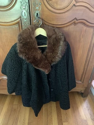 Casaco de pele Astrakhan real feminino tamanho médio com colarinho de vison e estola combinando - Imagem 1 de 4