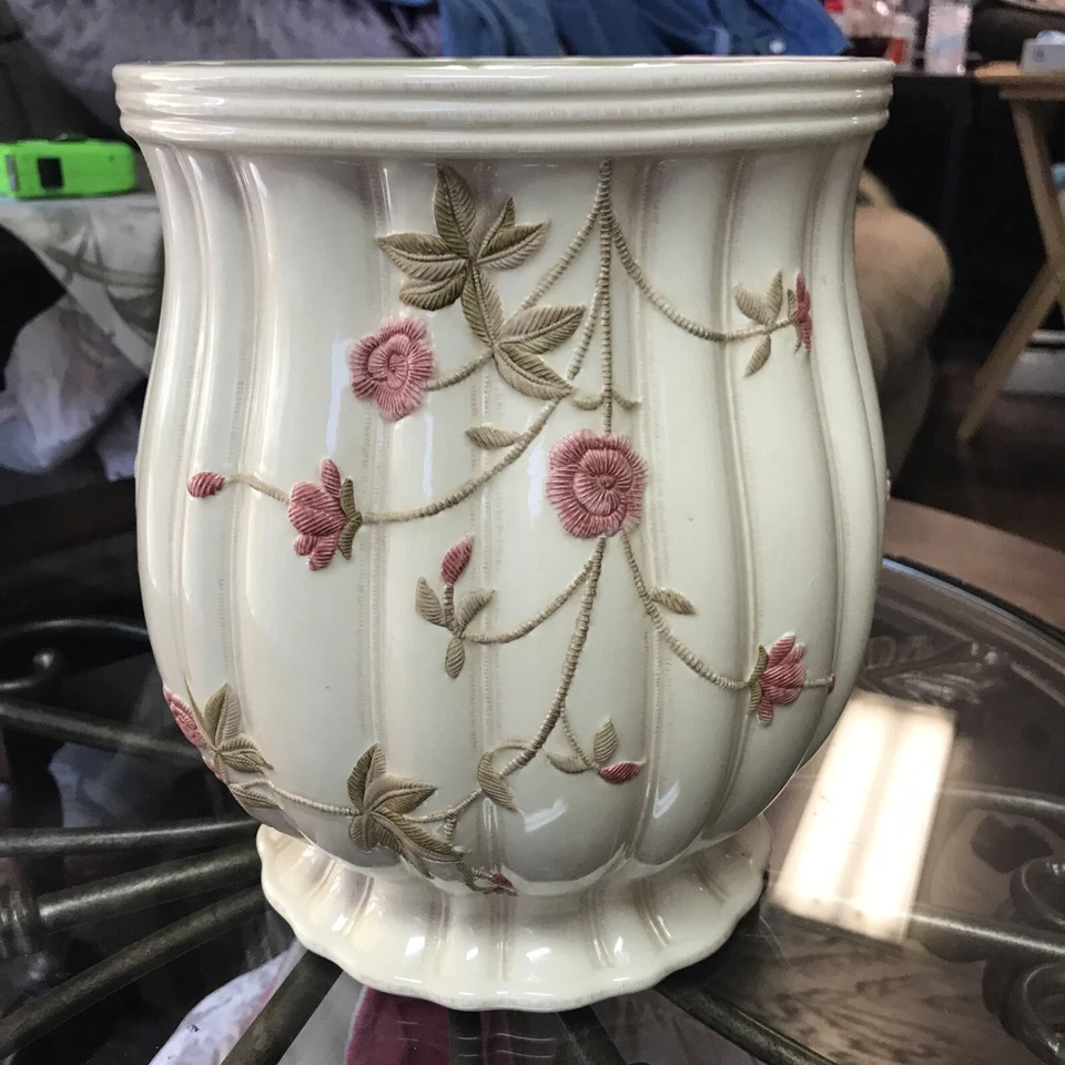 Croscill Rose Garden Pink / Eggshell Ceramic Waste paper Basket Used - Image 1 of 4