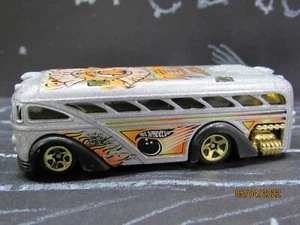 SILVER SPARES N STRIKES SURFIN' SCHOOL BUS HOT WHEELS LOOSE 1/64 DIECAST - Picture 1 of 6