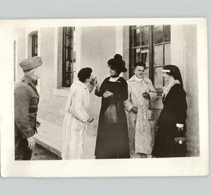 Verwundete Soldaten im Krankenhaus Zigaretten mit Krankenschwestern 1. Weltkrieg 1917-18 Pressefoto - Bild 1 von 2