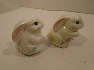 Keramik Hasen/Hasen weiß mit mehrfarbigen Schmetterlingen Libellen, Blumen - Bild 1 von 6