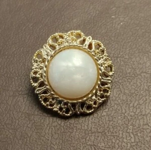 2cm or 13/16 inch (Costume) Pearl with Gold Filigree Surround Button - Picture 1 of 3