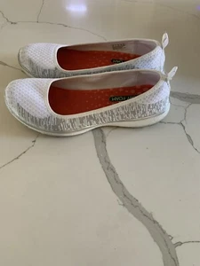 Zapatos planos Skechers para mujer 10 sin cordones de espuma viscoelástica refrigerada por aire blancos brillantes - Imagen 1 de 18