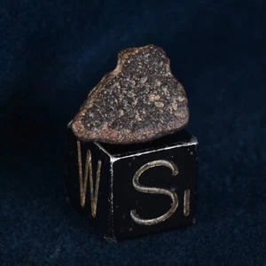Météorite NWA 16193 de 1 g Chondrite Carbonée de Type CO3 - Picture 1 of 9