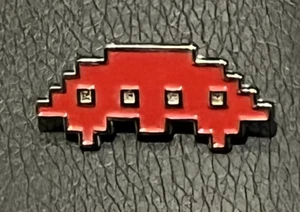 SPACE INVADERS Arcade Video Game Pin Badge UFO - Picture 1 of 2