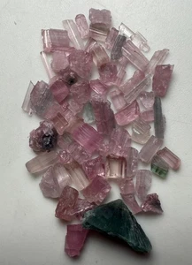 Lote de 27 quilates de cristales de turmalina color rosa de alta calidad de Afganistán. - Imagen 1 de 6
