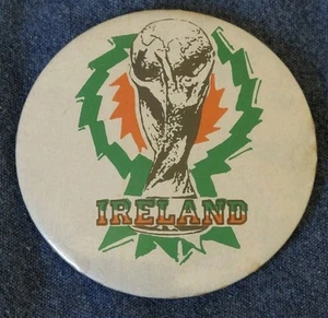 Insignia vintage de la Copa Mundial de Irlanda - Pin de fútbol retro - Memorabilia de fútbol de los años 90  - Imagen 1 de 2