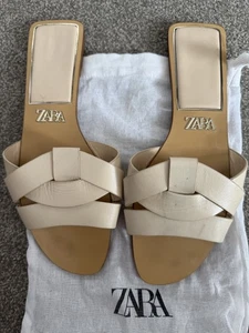 Sandalias deslizantes planas cruzadas de cuero beige talla UK 8 / EU 41 usadas marcadas - Imagen 1 de 4