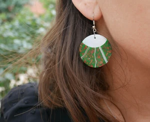 Fair Trade Mother of Pearl Shell & Coral Earrings with 925 Sterling Silver Hooks - Foto 1 di 2