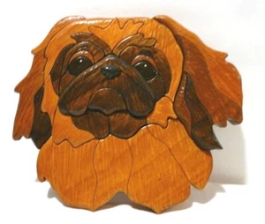 Pekingeser Hund Welpe Intarsien Holzschnitzerei Handarbeit 2005 Wandbehang Deko - Bild 1 von 7