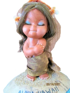 VINTAGE ALOHA HAWAII SCHÖNES GUMMI HULA MÄDCHEN AUF KOKOSINSEL SOUVENIR - Bild 1 von 1