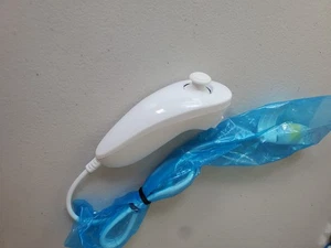 OEM White Nunchuck Controller NINTENDO WII  Genuine Official RVL-004 VERY NICE! - Picture 1 of 2