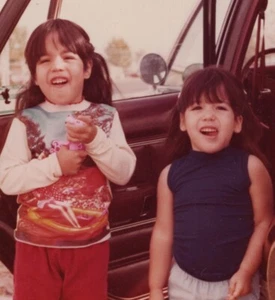 Vehículo retro Two Girls Standing To Car Smiling Outdoor 1977 - Imagen 1 de 3