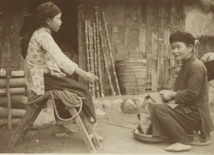 DOS MUJERES CHARLAN MIENTRAS TRABAJAN EN SU PUEBLO (PAGA TAI, VIETNAM) - Imagen 1 de 2