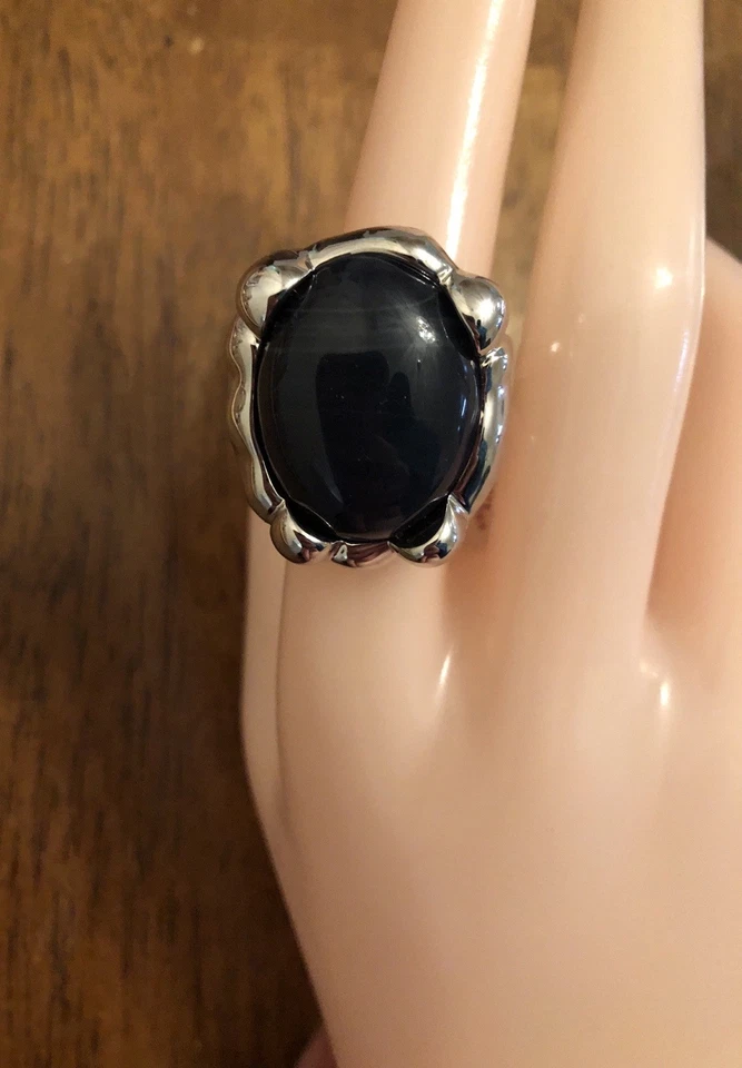Anillo Lia Sophia llamativo/cóctel talla 9 azul oscuro centro piedra ovalada tono plata Foto 1 de 3
