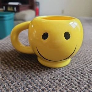 Smiley Gesicht Emoji Happy Kaffeetasse Gelb Keramiktasse 3 1/2" - Bild 1 von 5