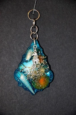 Llavero personalizado de resina hecho a mano con un encanto de mar de caballito de mar Foto 1 de 2