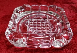 Cenicero vintage de vidrio prensado transparente ornamentado. Cuadrado de 3,25" - Imagen 1 de 8