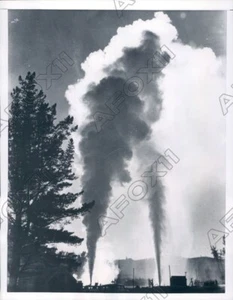 1953 Wairikei Nordinsel Neuseeland Wissenschaftler klopfen Dampftaschen Pressefoto - Bild 1 von 2