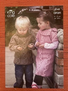 JUNGEN MÄDCHEN KINDER ARAN PULLOVER & PULLOVER KLEID 24”-28” VINTAGE STRICKMUSTER 3143 - Bild 1 von 2