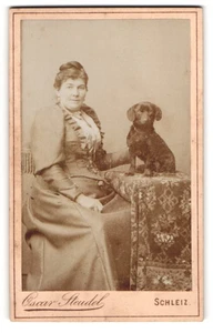 Fotografie Oscar Steudel, Schleiz, Dame mit ihrem Dackel auf dem Tisch - Bild 1 von 2