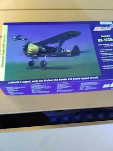 AmTech Henschel Hs-123 Luftwaffe Tauchbomber Plastik Modellbausatz Neu im Maßstab 1/48 - Bild 1 von 4