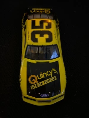 Alan Kulwicki #35 Quincy's Steak House 1986 Thunderbird Action - Imagem 1 de 4