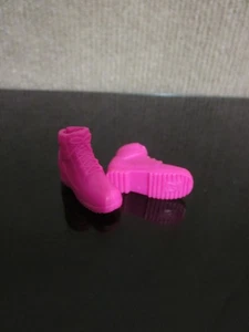 Mattel Barbie Scarpe Finto Pizzo Escursionismo Rosa Stivali Accessorio Moda Ricambio - Foto 1 di 13